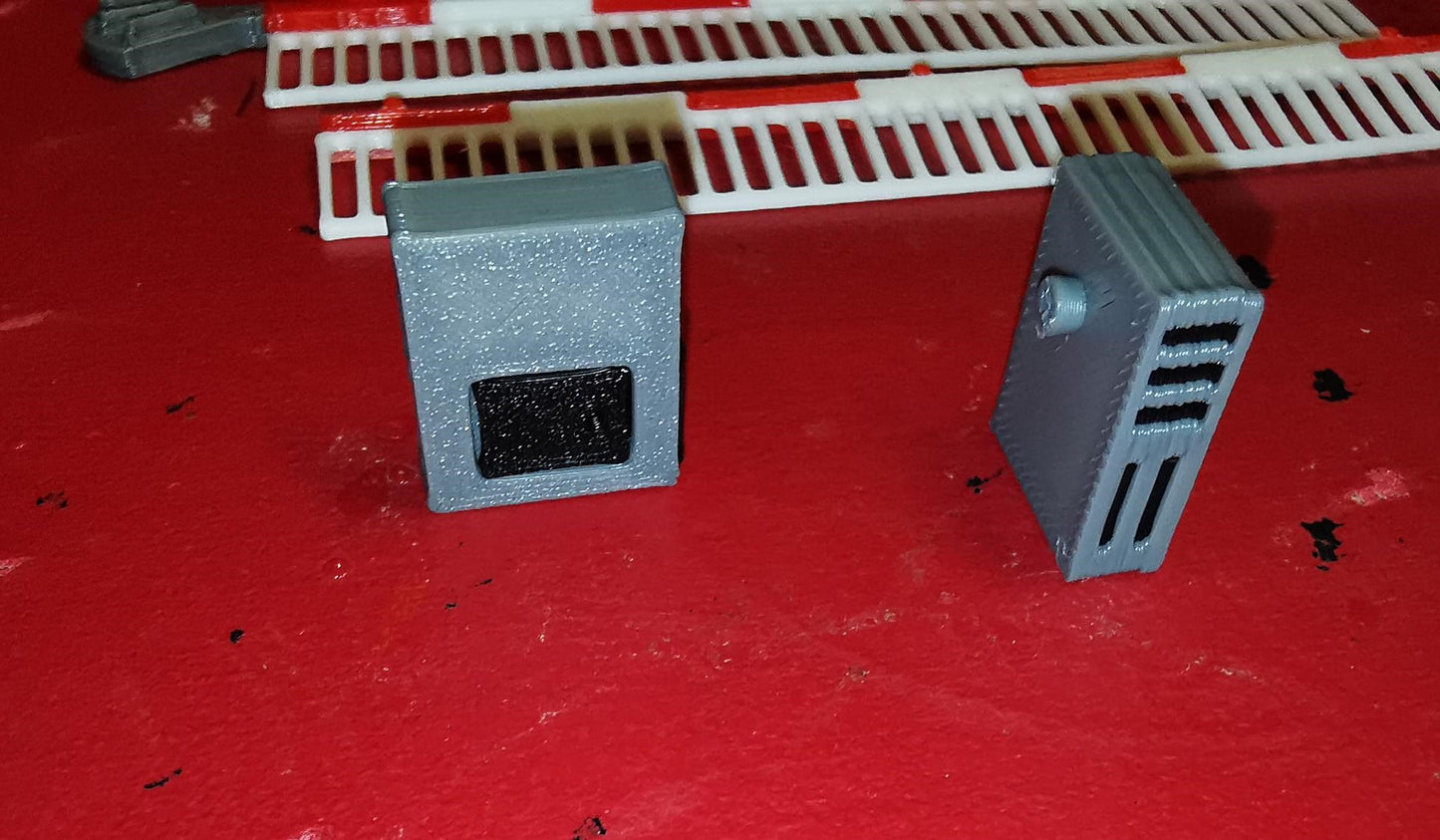 00 Gauge 1:76 set of 2 modern style level crossing gates