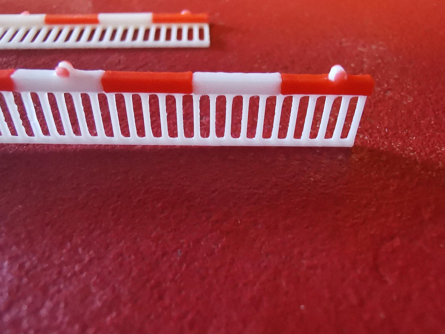 N Gauge 1:160 set of 2 modern style level crossing gates with traffic lights