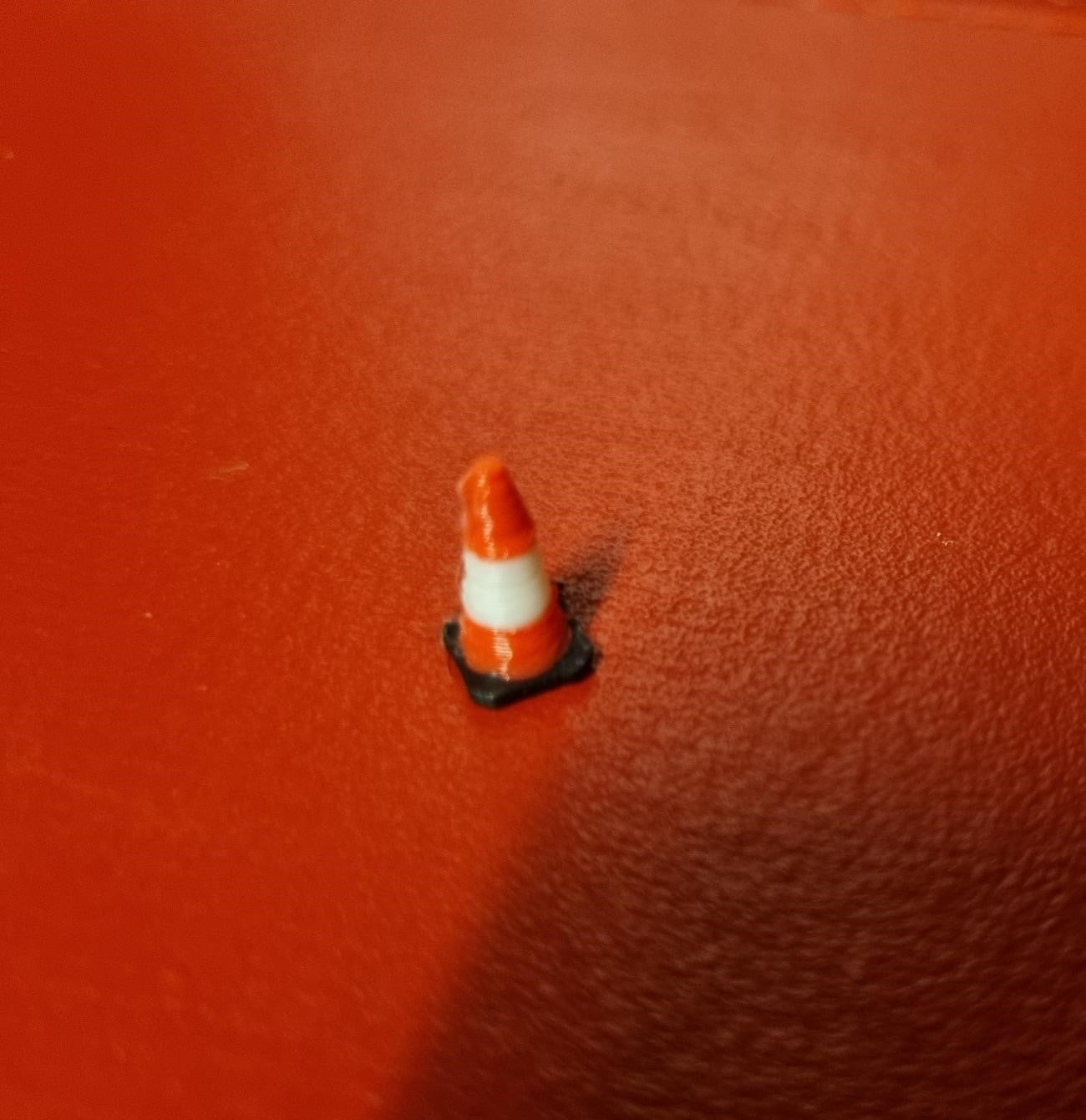 00 Gauge 10 Traffic Cones  Model Railway Accessories & Scenery