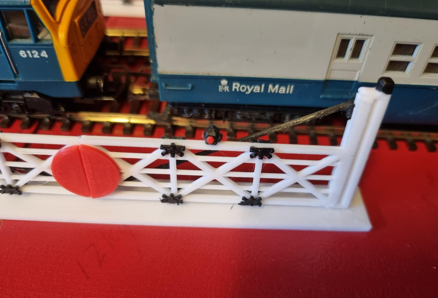 00 GAUGE LARGE 3 TRACK LEVEL CROSSING GATES 3D PRINTED HAND PAINTED DETAIL