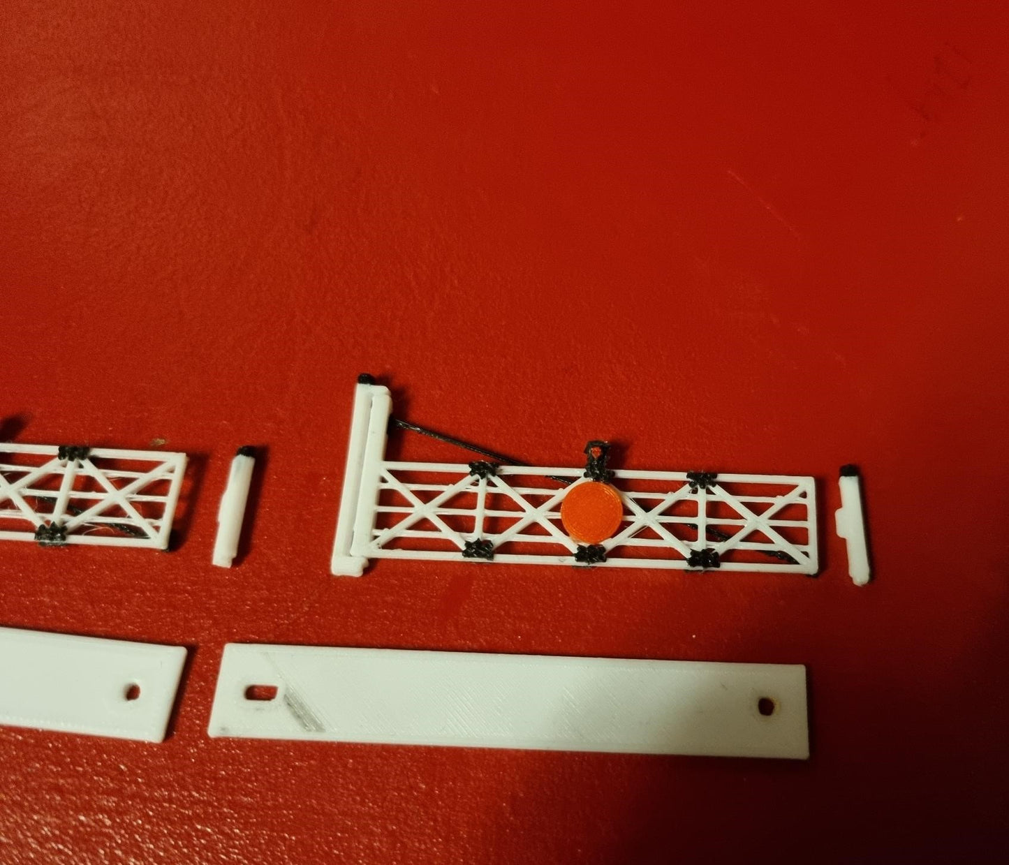 TT GAUGE 1:120 LEVEL CROSSING GATES 3D PRINTED IN BLACK AND WHITE .