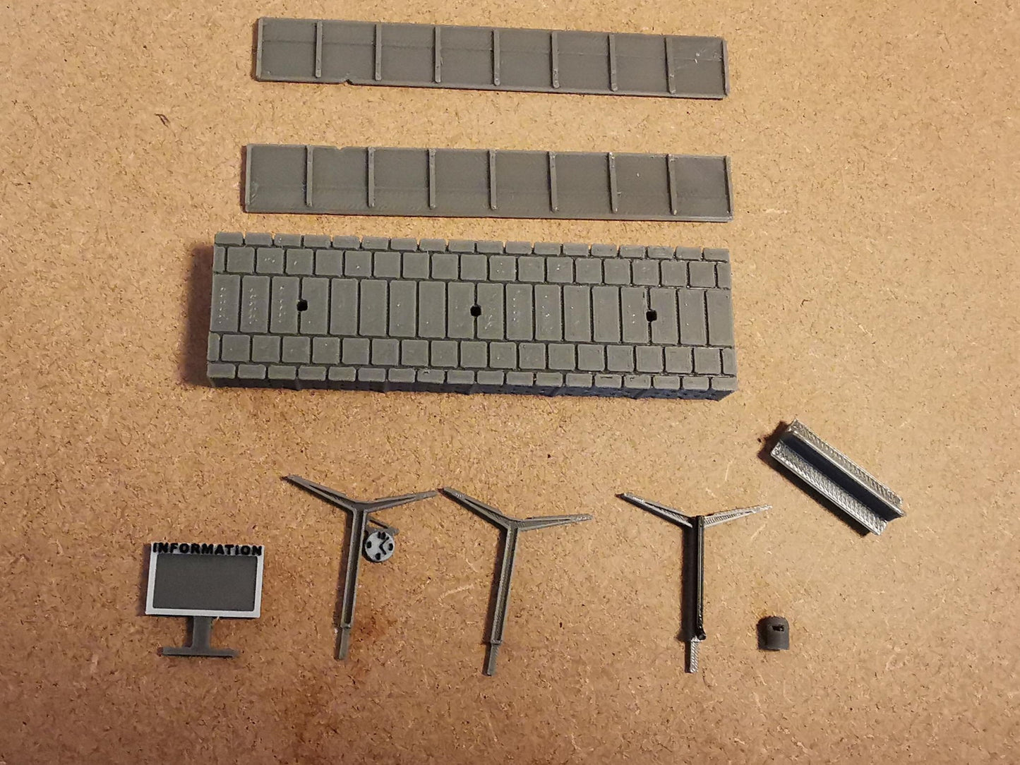 N Gauge 1:160 Station platform Extendable with furniture and roof options