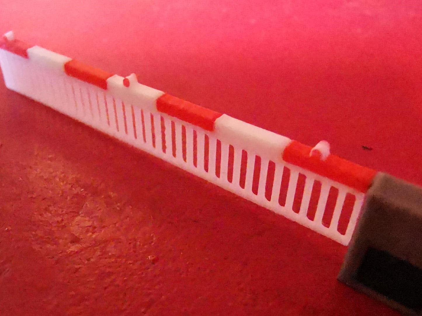 N Gauge 1:160 set of 2 modern style level crossing gates with traffic lights