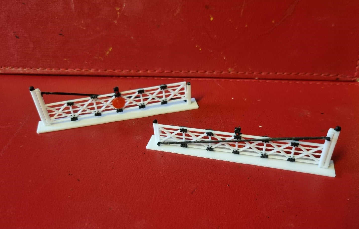 TT GAUGE 1:120 LEVEL CROSSING GATES 3D PRINTED IN BLACK AND WHITE .