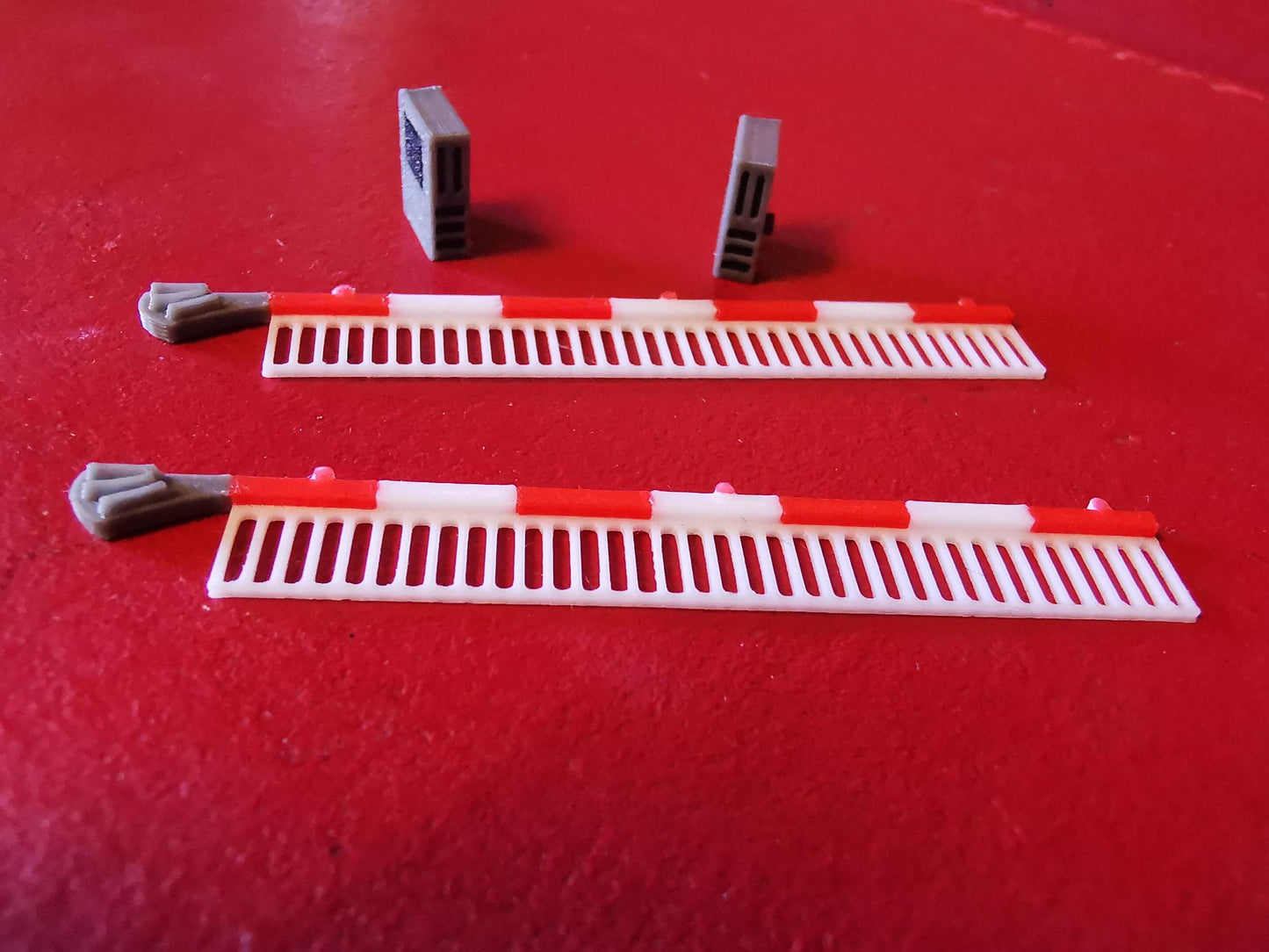 N Gauge 1:160 set of 2 modern style level crossing gates with traffic lights