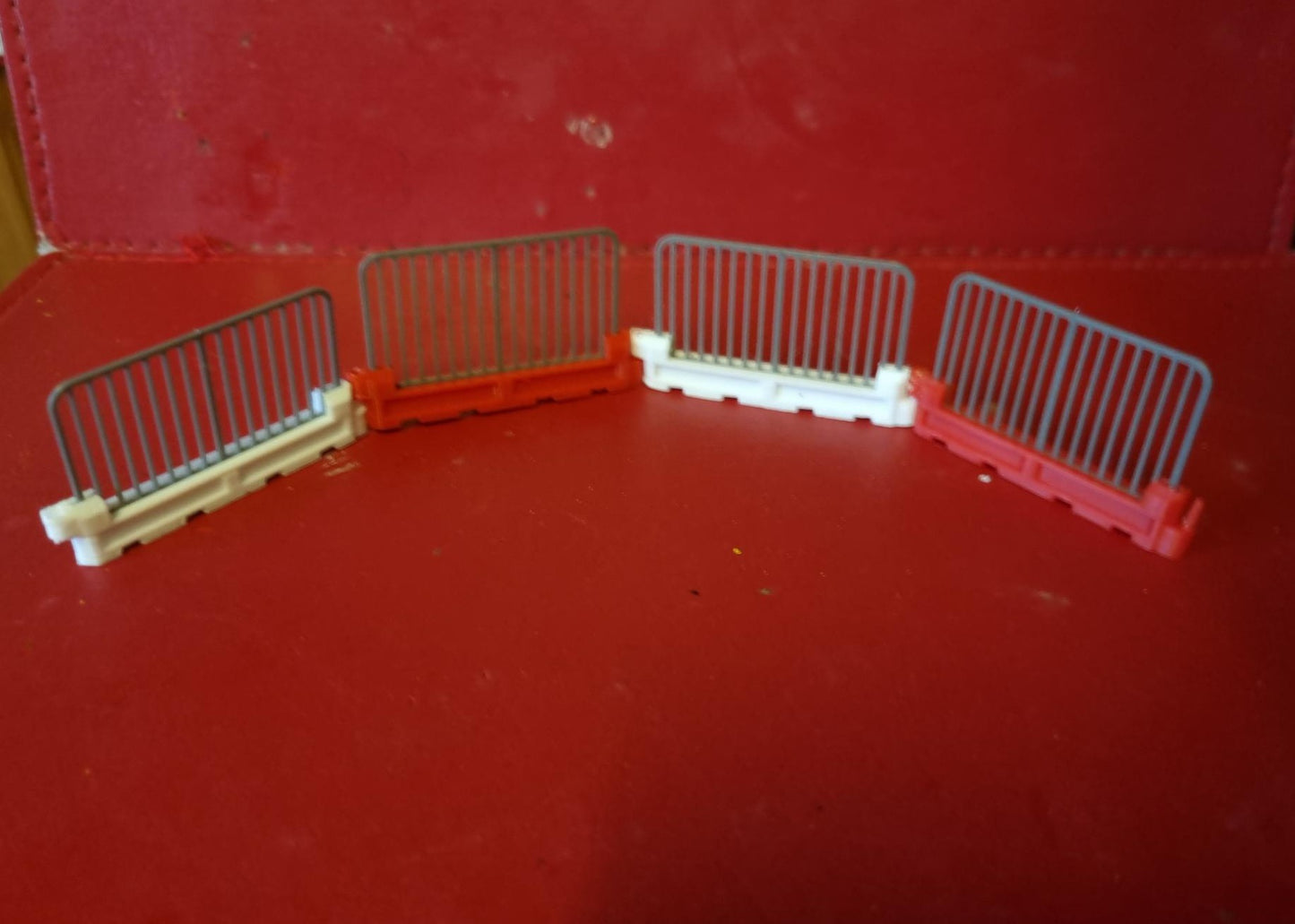 ROADWORKS / TRAFFIC BARRIERS STOP BLOCKS RAILWAY 1:76 SCALE SET of 6