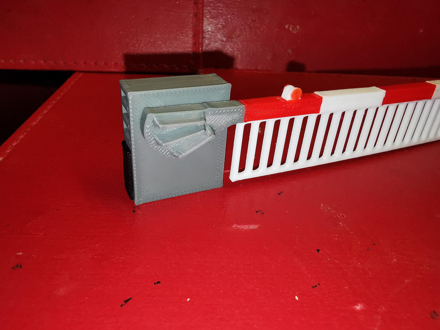 0 Gauge 1:48 set of 2 modern style level crossing gates