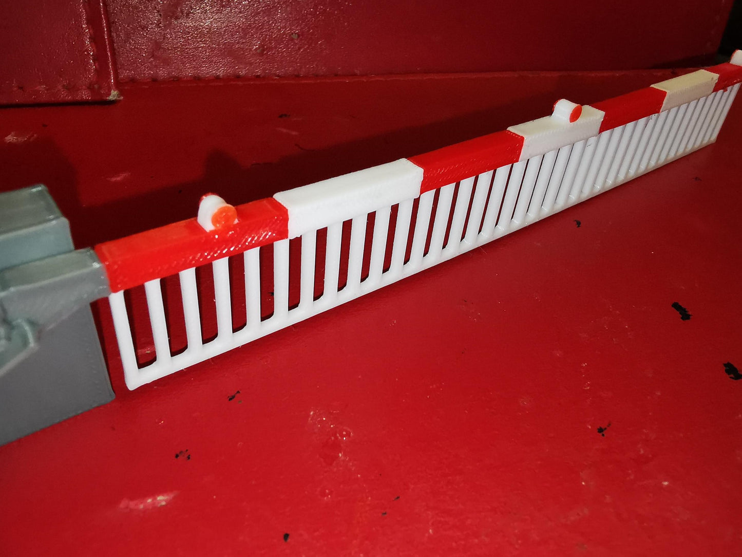 0 Gauge 1:48 set of 2 modern style level crossing gates