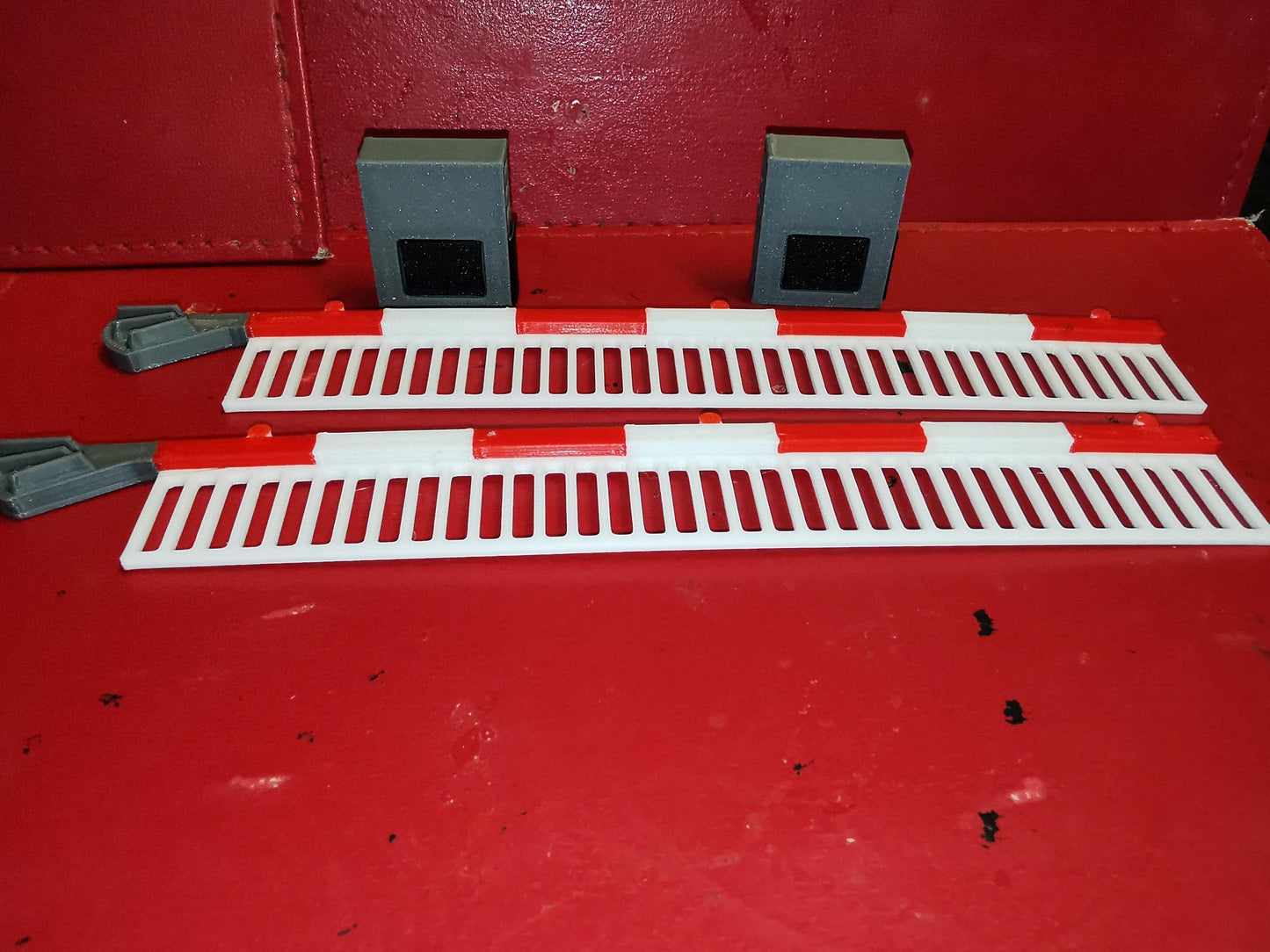 0 Gauge 1:48 set of 2 modern style level crossing gates