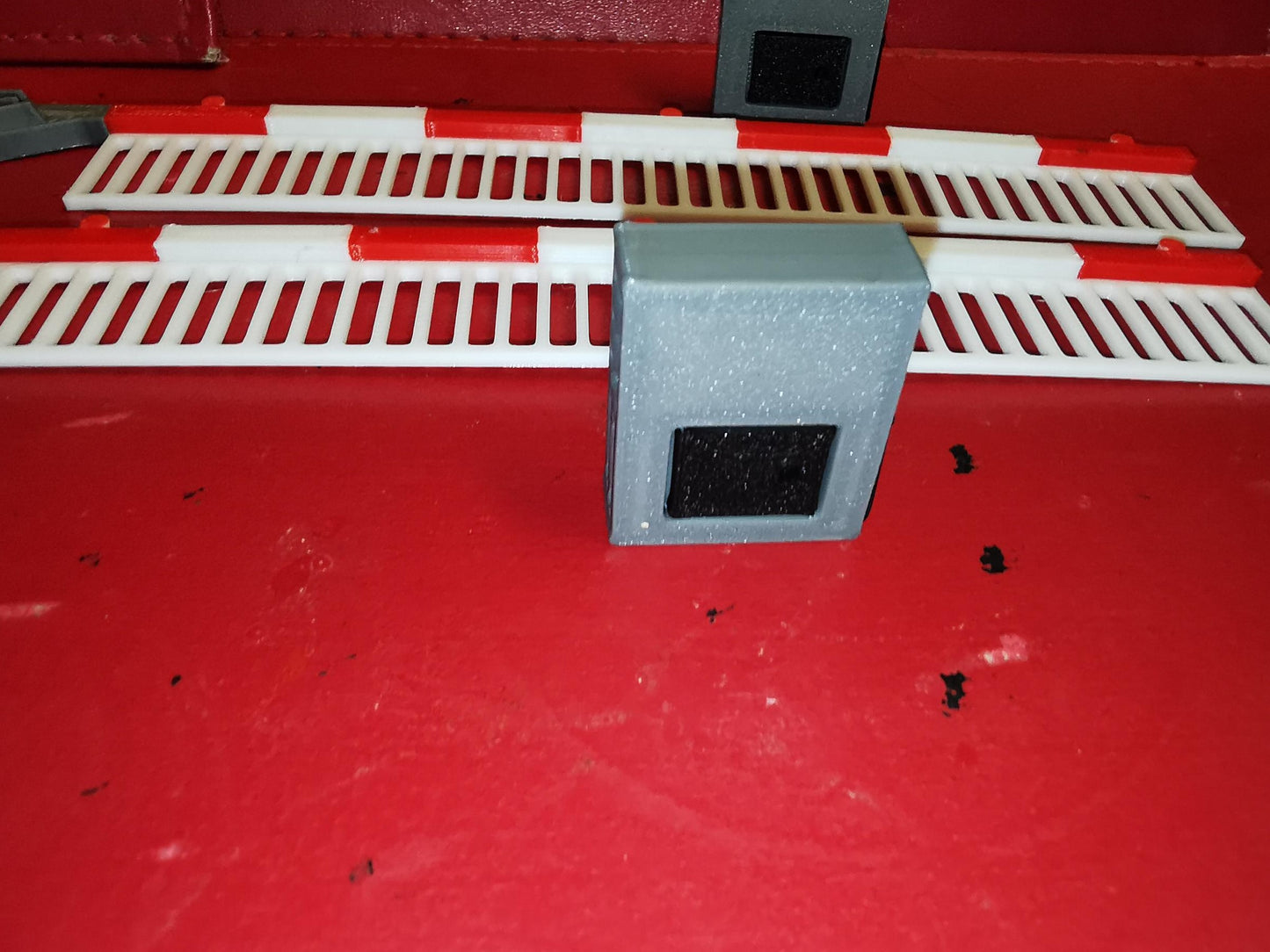 0 Gauge 1:48 set of 2 modern style level crossing gates