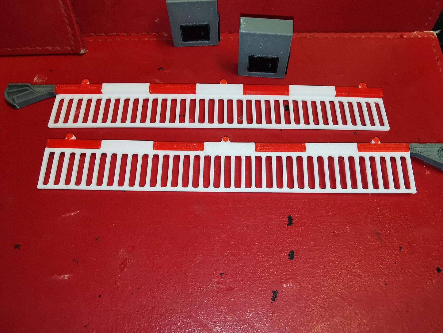 0 Gauge 1:48 set of 2 modern style level crossing gates