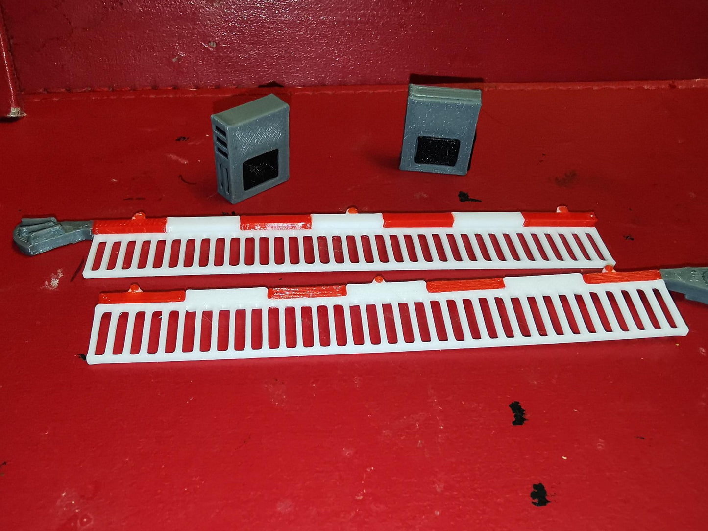 00 Gauge 1:76 set of 2 modern style level crossing gates