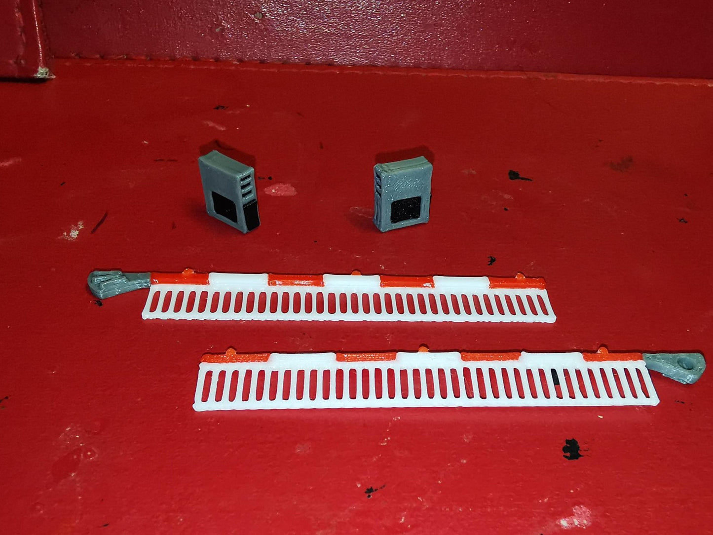 TT Gauge 1:120 set of 2 modern style level crossing gates