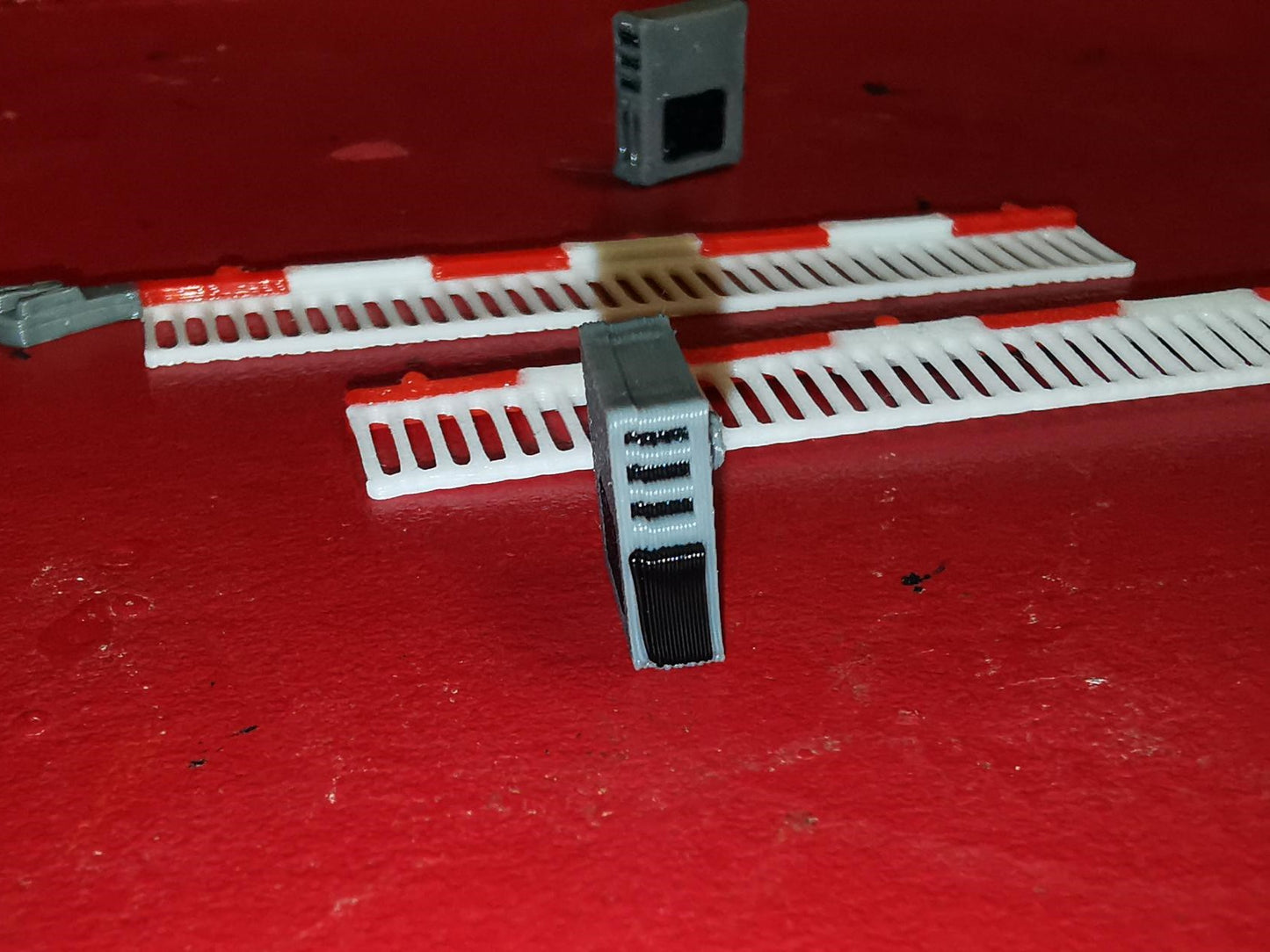 TT Gauge 1:120 set of 2 modern style level crossing gates