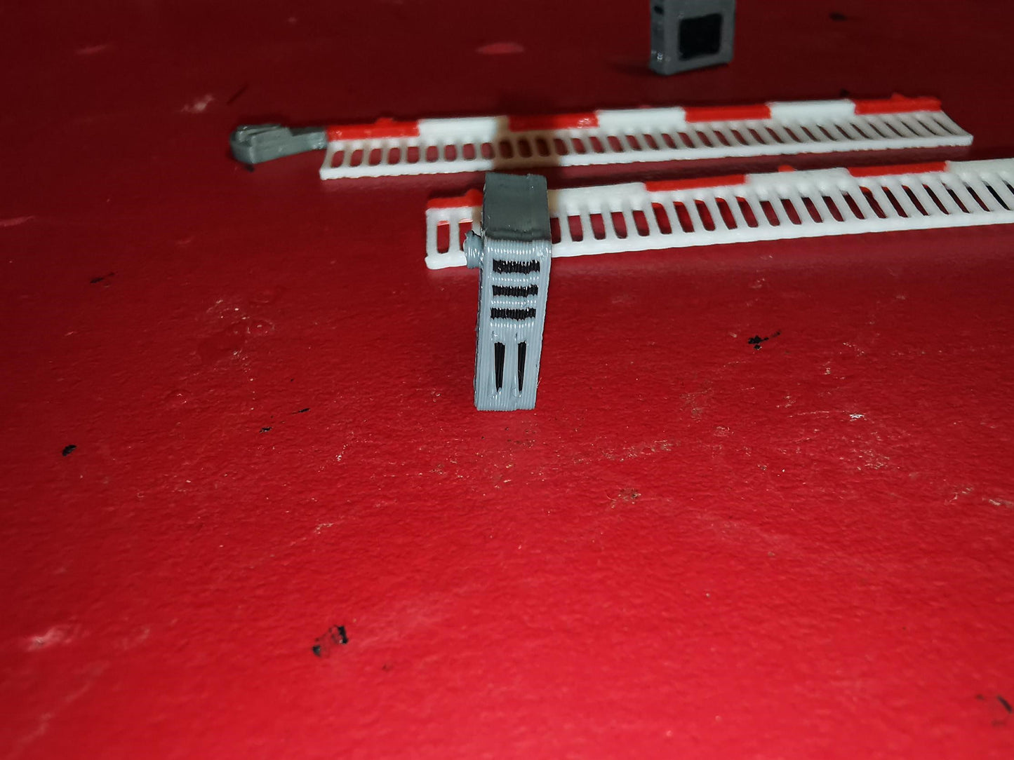 TT Gauge 1:120 set of 2 modern style level crossing gates