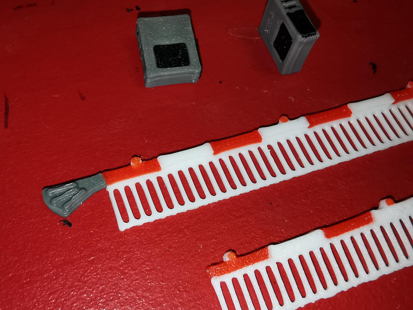 TT Gauge 1:120 set of 2 modern style level crossing gates