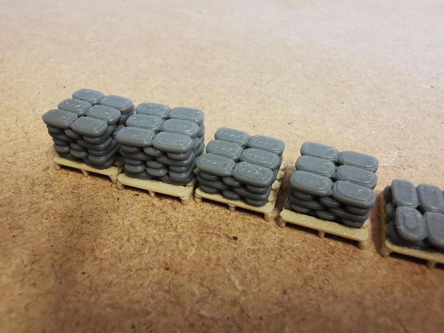 Model Railway TT3 gauge, 1:100 scale Pallet and Sacks assorted set