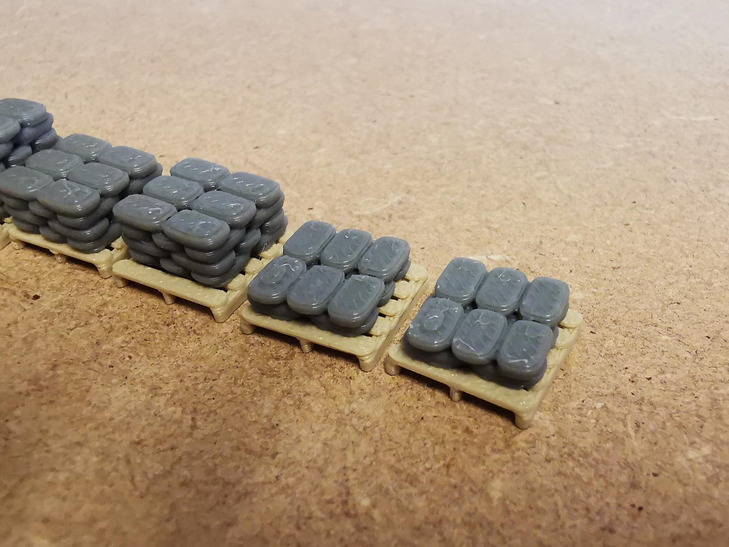 Model Railway TT3 gauge, 1:100 scale Pallet and Sacks assorted set