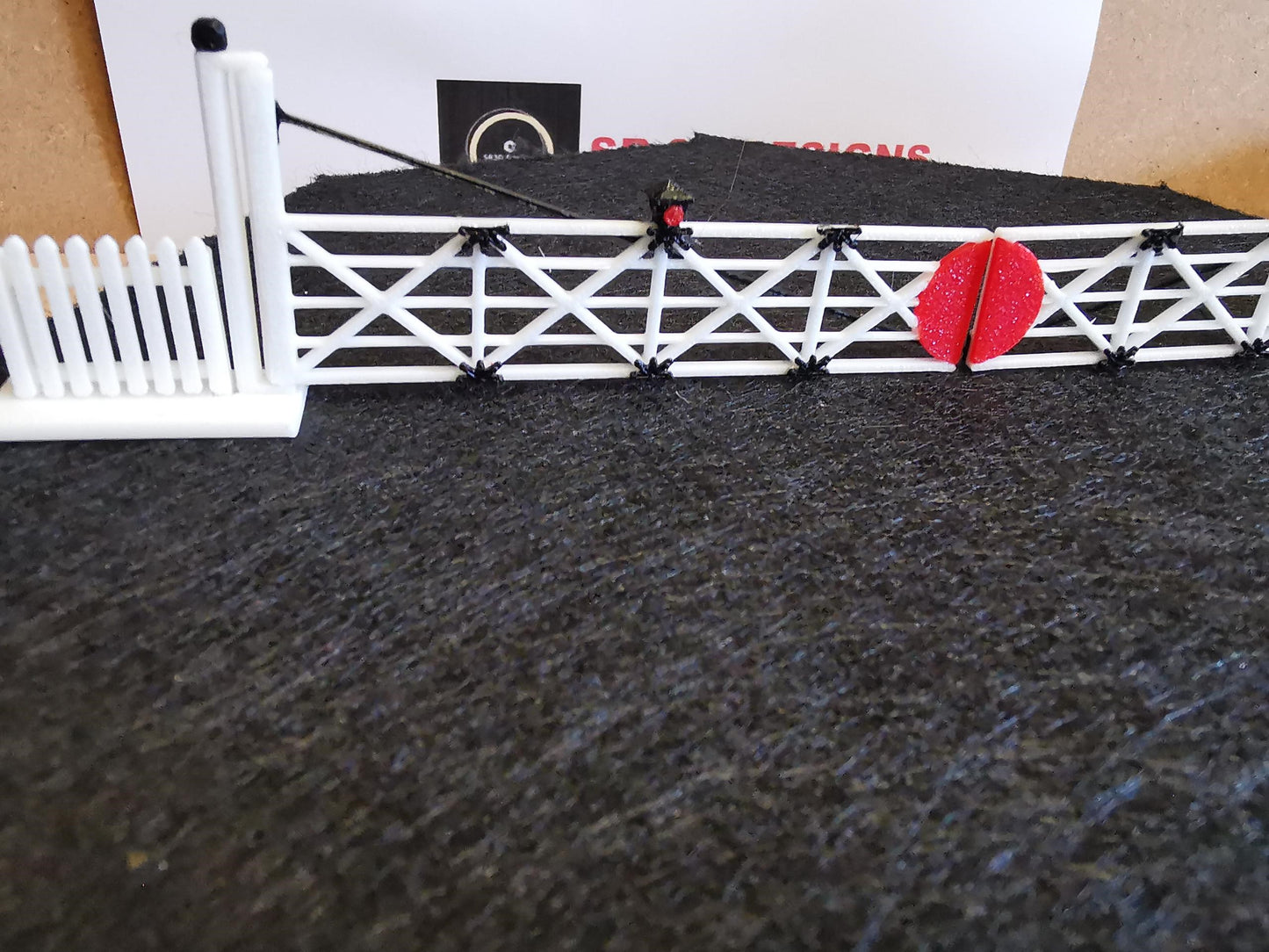 00 GAUGE 4 TRACK LEVEL CROSSING GATES 3D PRINTED HAND PAINTED DETAIL