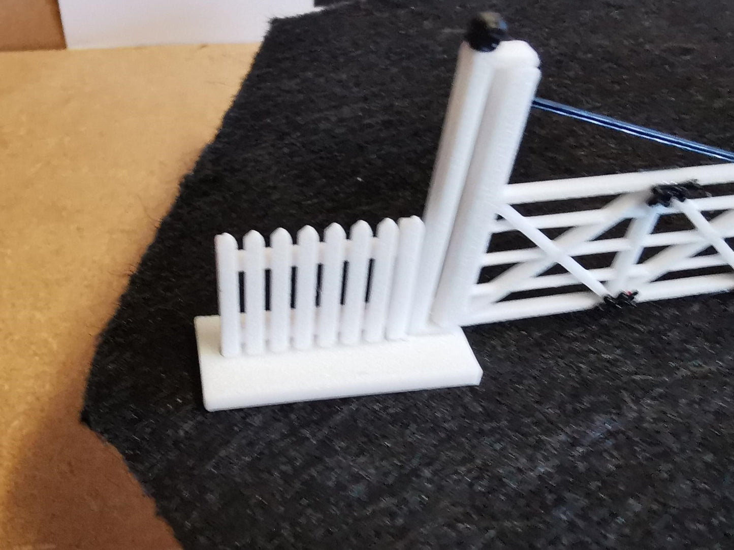 00 GAUGE 4 TRACK LEVEL CROSSING GATES 3D PRINTED HAND PAINTED DETAIL